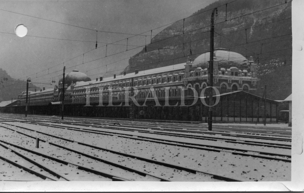 La Estación Internacional de Canfranc amaneció cubierta de nieve el 21 de febrero de 1948.