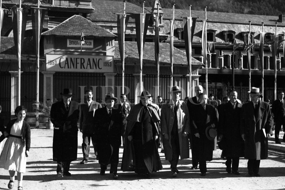 Acto en Canfranc en 1953 con motivo del centenario de la concepción del proyecto de construcción del ferrocarril a Francia vía Canfranc.