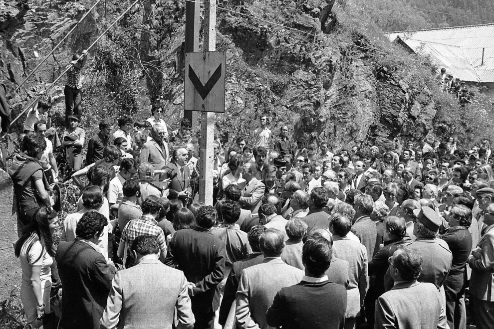 Primera manifestación de la historia del Canfranc el 22 de junio de 1975. El Sindicato de Iniciativa y Propaganda de Aragón (SIPA) organiza un tren-manifestación para reivindicar la reapertura.