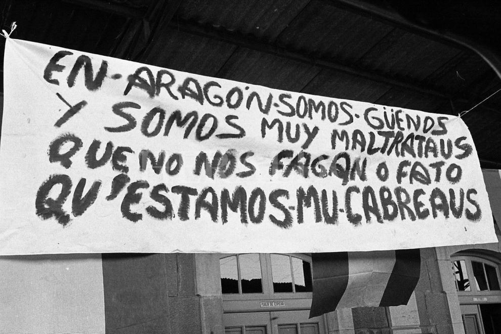 Primera manifestación de la historia del Canfranc el 22 de junio de 1975. El Sindicato de Iniciativa y Propaganda de Aragón (SIPA) organiza un tren-manifestación para reivindicar la reapertura.
