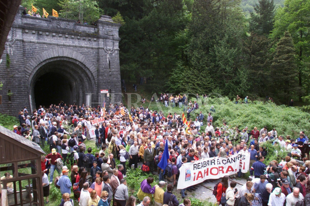 Concentración de protesta en la estación de Canfranc el 21 de mayo de 2000 para exigir su reapertura