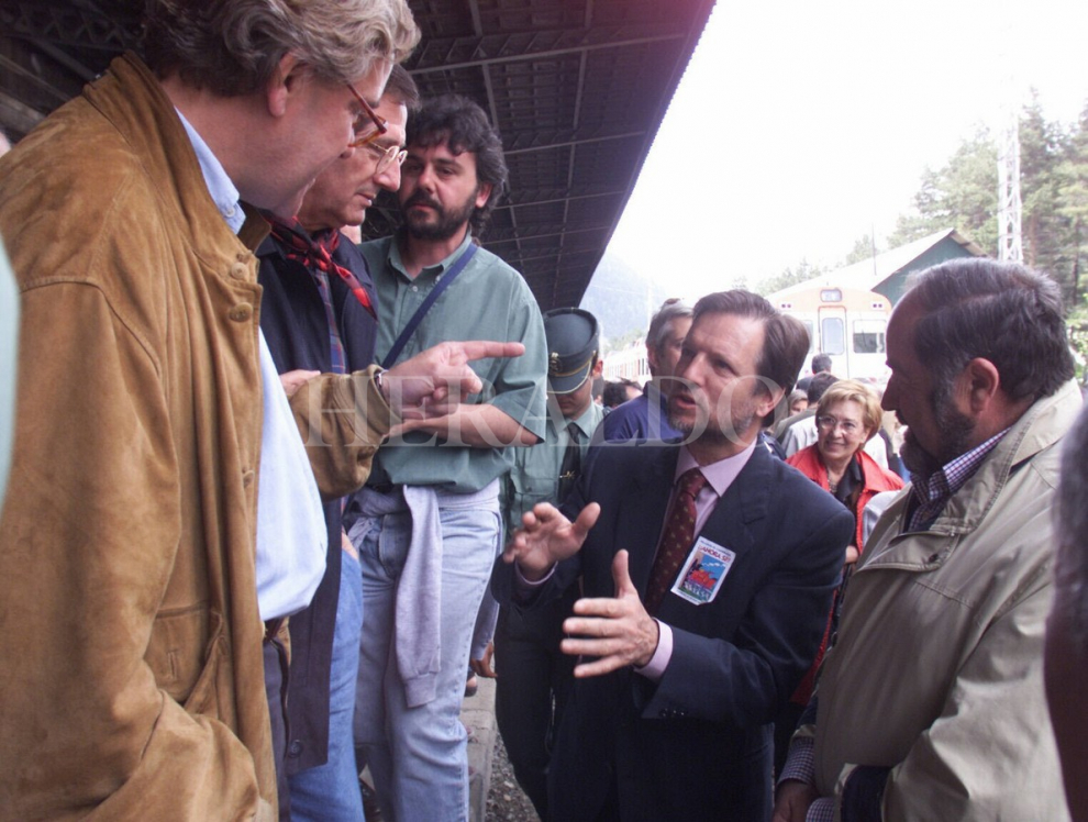 Concentración de protesta en la estación de Canfranc el 21 de mayo de 2000. Manuel Giménez Abad, José María Mur, Víctor López, Marcelino Iglesias y Rodolfo Aísa.