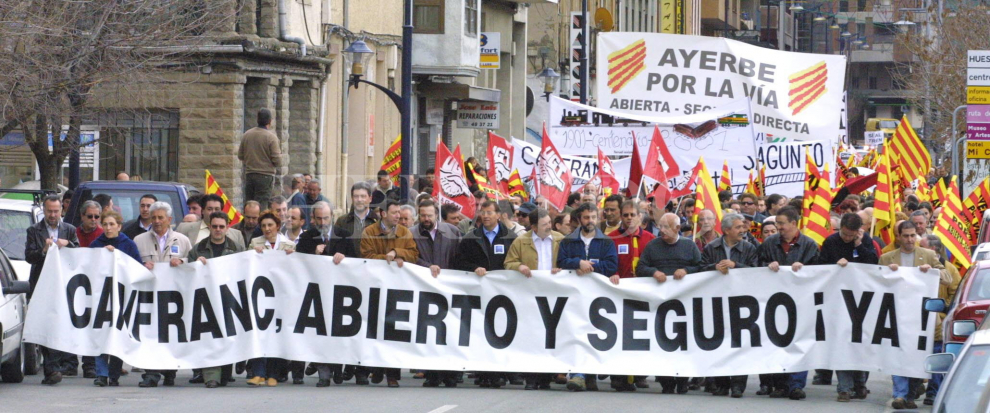 Manifestación en Sabiñánigo por la reapertura del Canfranc el 8 de marzo de 2003.