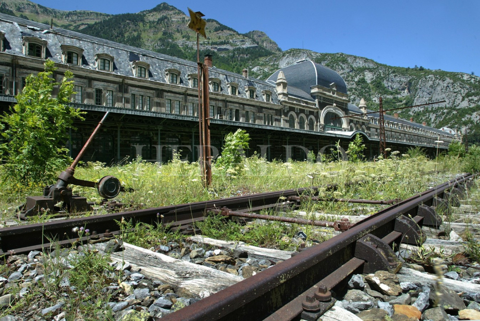 La estación de Canfranc vacía el 18 de julio de 2003, en el 75 aniversario de su inauguración.