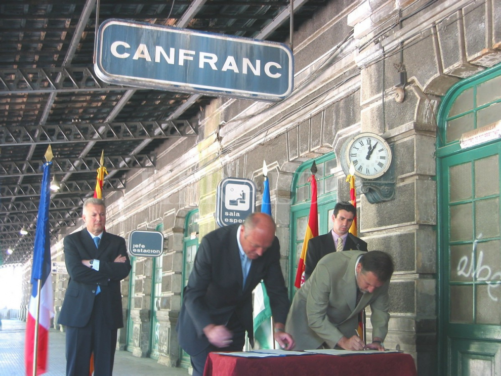 Acto conmemorativo del 75 aniversario de la inauguración del Canfranc con el entonces presidente aragonés, Marcelino Iglesias y Alain Rousset, presidente francés del Consejo regional de Aquitania, el 19 de julio de 2003