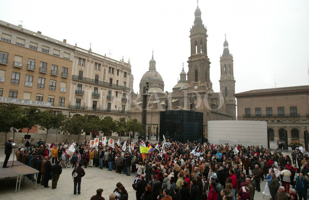 Manifestación en Zaragoza para exigir la reapertura del Canfranc el 28 de noviembre de 2004