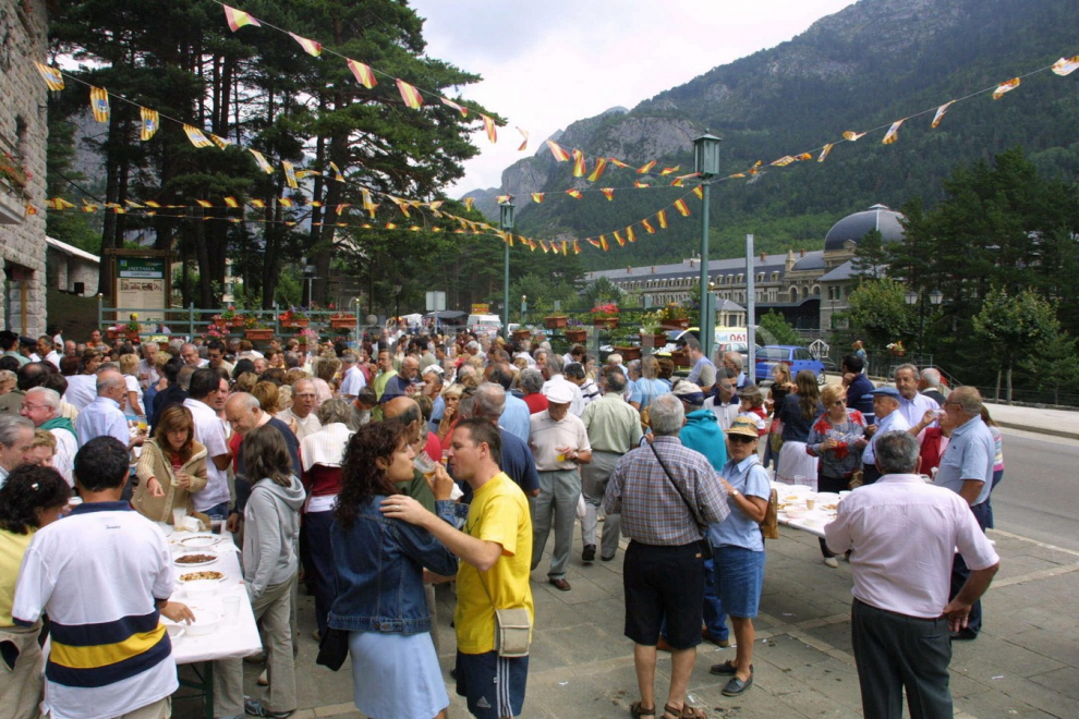 Vermú popular reivindicativo el 18 de julio de 2005, con motivo del 77 aniversario de la inauguración del Canfranc.