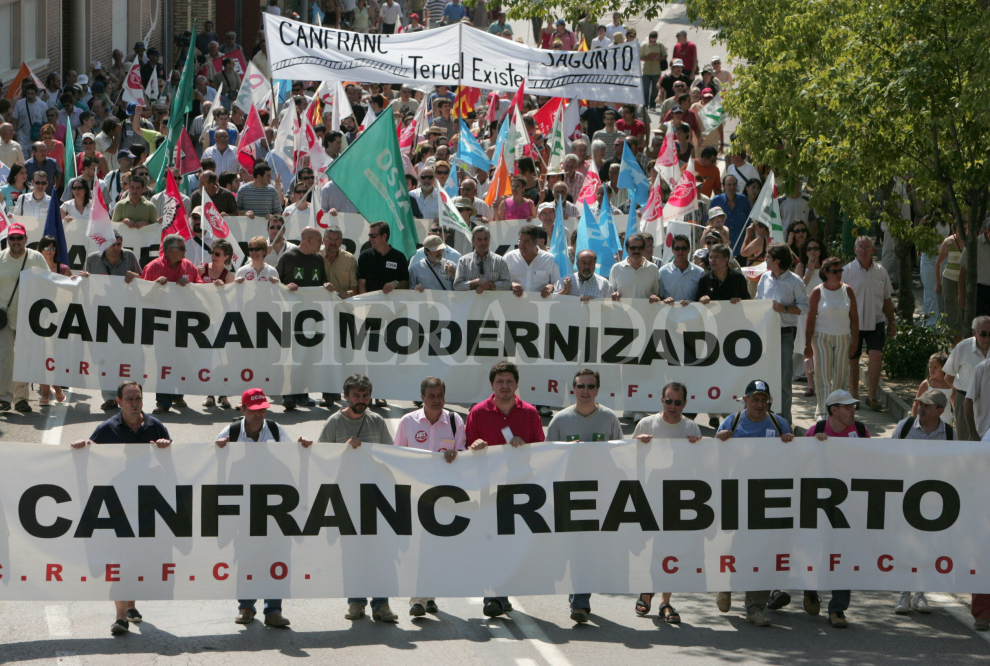 Manifestación en Ayerbe por la reapertura el 16 de julio de 2006.