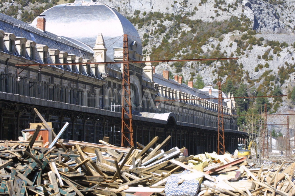 Obras de rehabilitación de la estación de Canfranc. Trabajos de demolición el 28 de marzo de 2006.