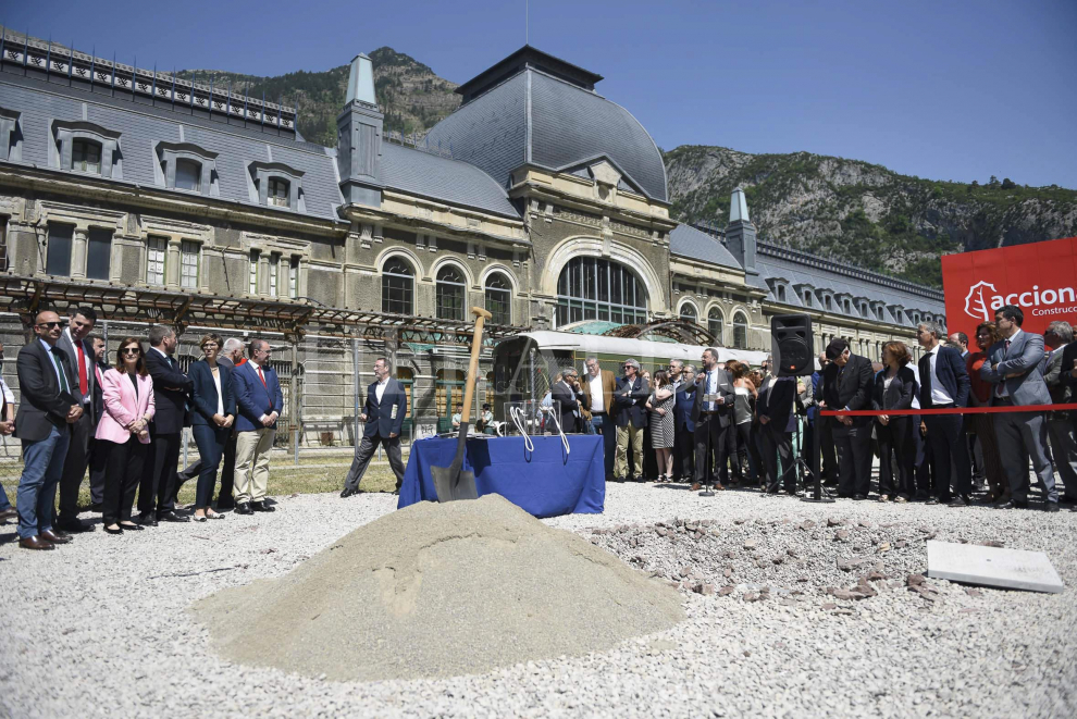 Acto de colocación de la primera piedra para rehabilitar la estación internacional de Canfranc el 27 de junio de 2018