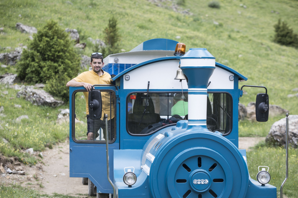 Pablo Oliván en el tren turístico El Sarrio