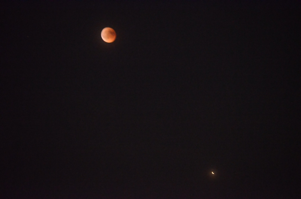 La luna roja y Marte desde Barbastro