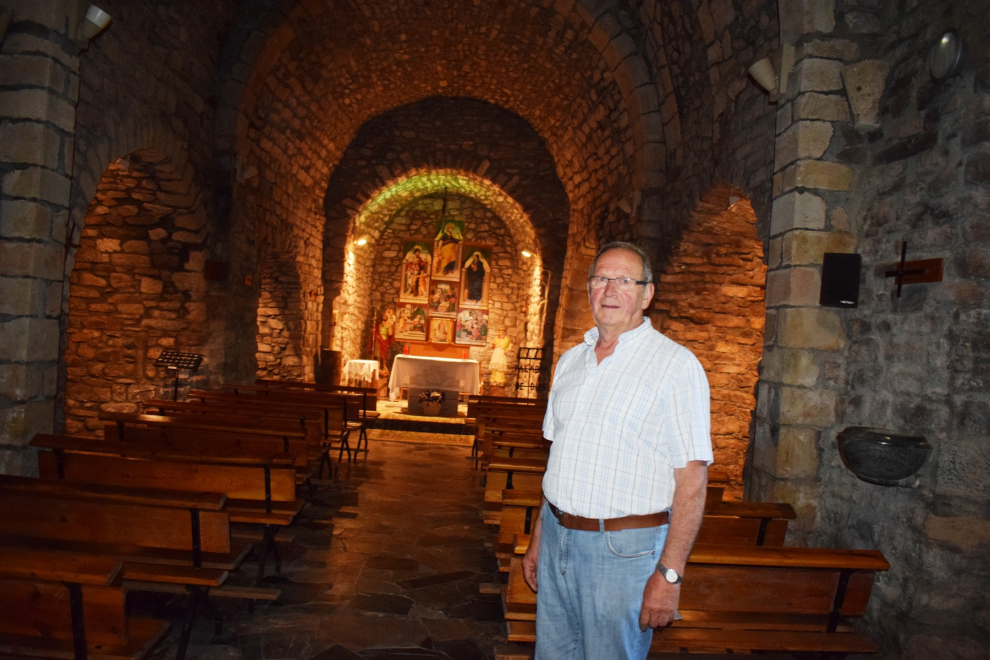 Juan Antonio en la iglesia de Bisaurri de origen románico