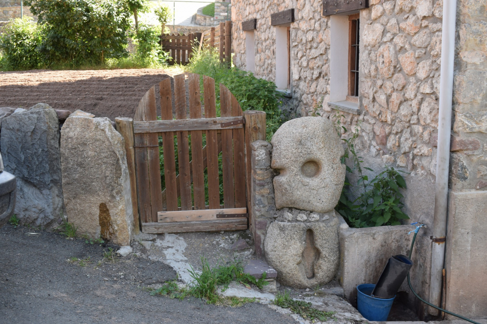 Antiguas piedras de molino reutilizadas para una valla