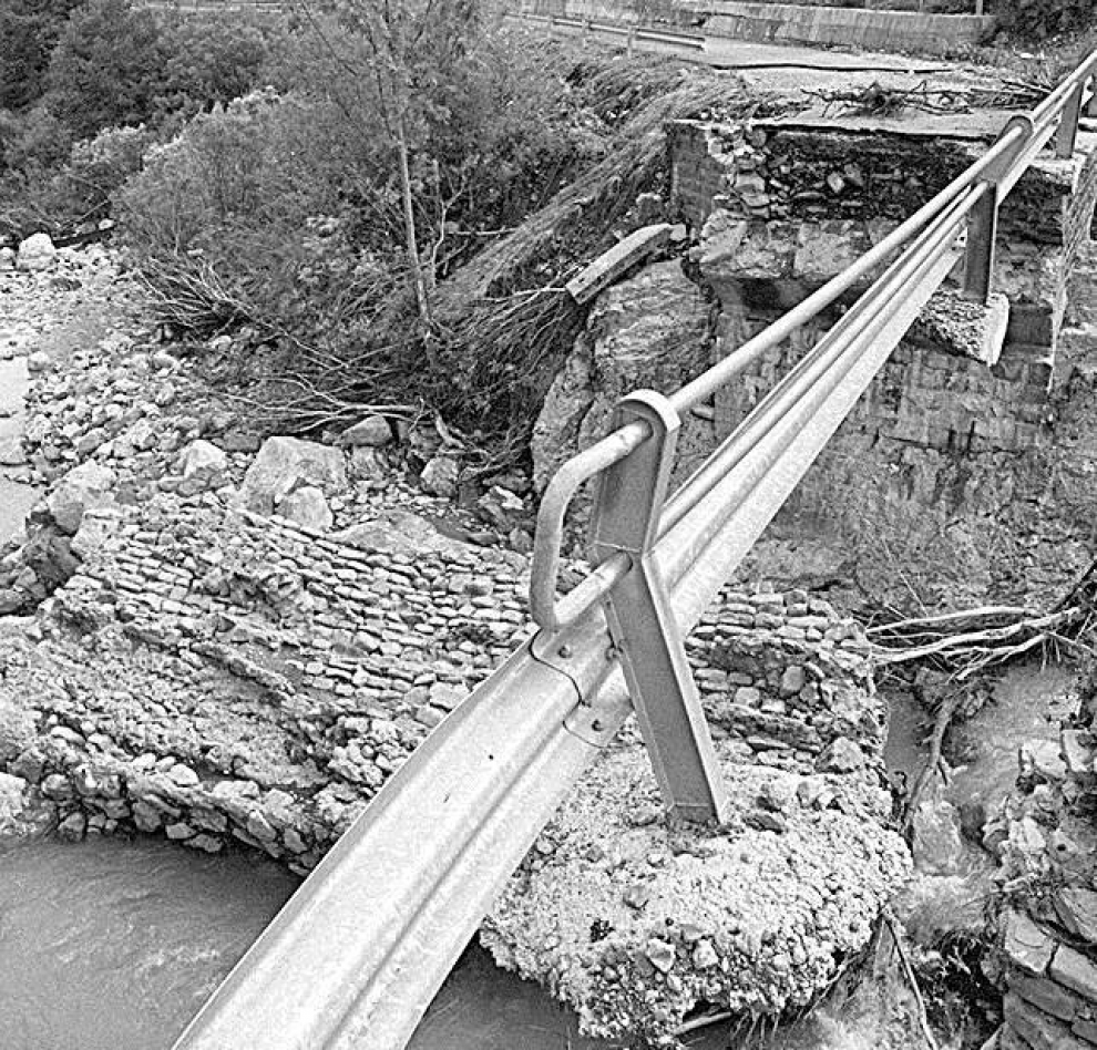 Puente de la localidad de Yosa de Sobremonte destruido por la avalancha
