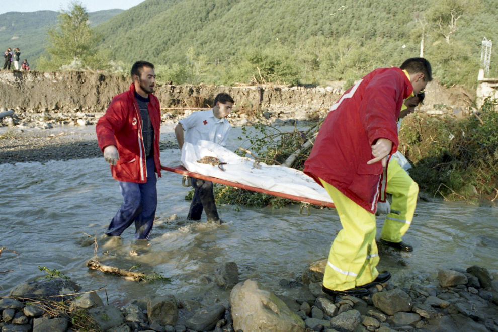 Operaciones de rescate de cadáveres en el campin de Biescas