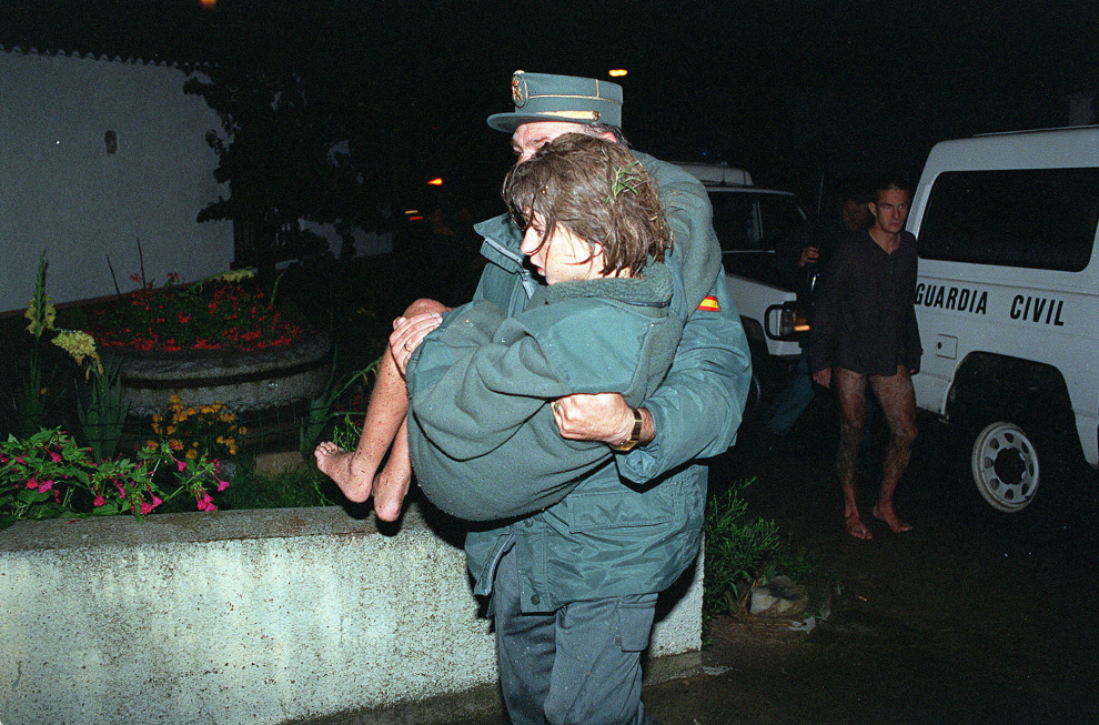 Operaciones de rescate de víctimas durante la noche. En la imagen, un Guardia Civil lleva en brazos a una niña