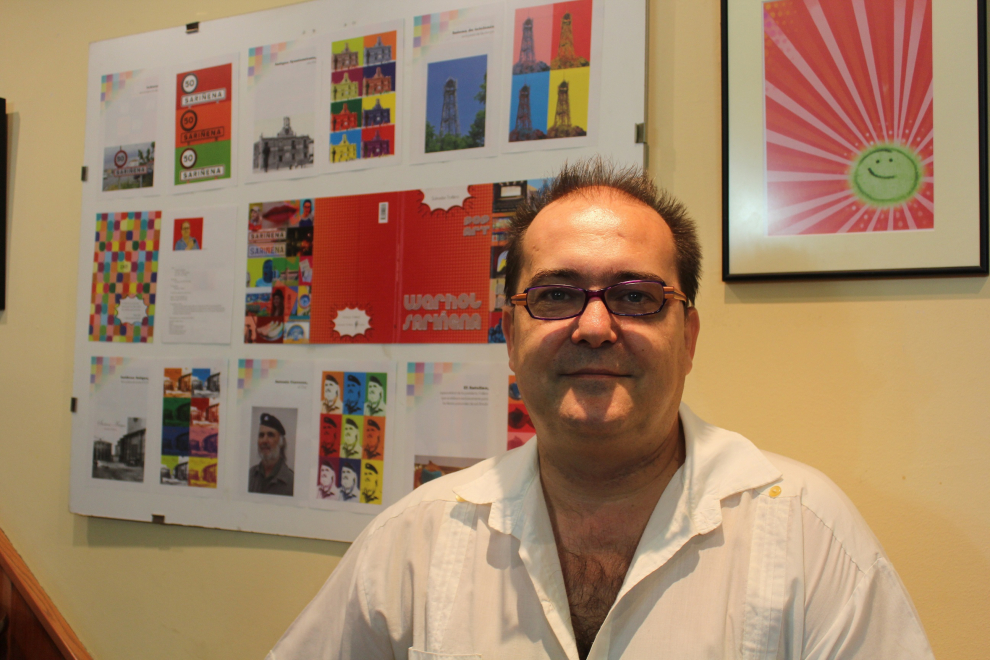 Salvador Trallero frente a uno de los panales de la exposición.