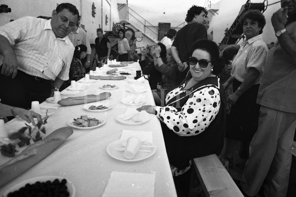 Fallece Montserrat Caballé. La soprano Montserrat Caballé cantó en el homenaje que la localidad de Villarroya de la Sierra (Zaragoza) le brindó a su marido el tenor aragonés Bernabé Martí en 1989. Disfrutaron de un día inolvidable y la localidad puso el nombre del tenor a la calle en la que nació.