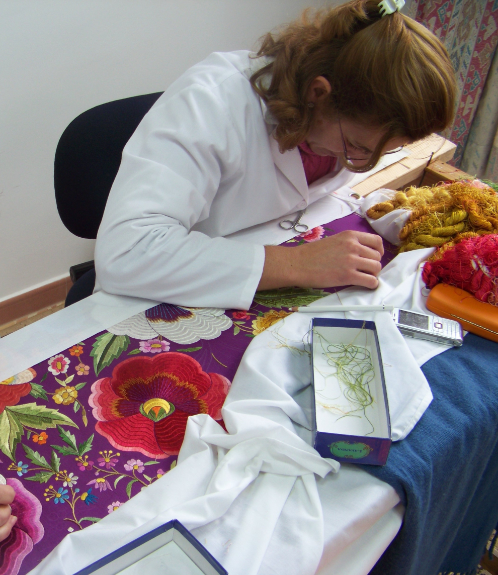 María José Sánchez Espinar bordando un mantón de manila