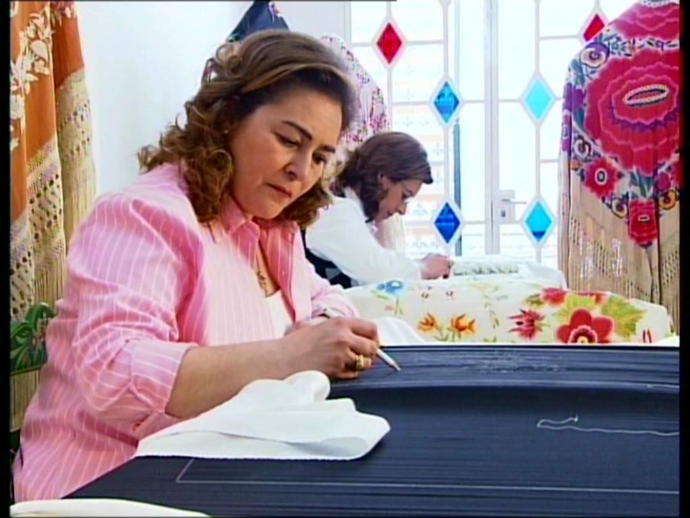 María José Sánchez Espinar diseñando un mantón de manila