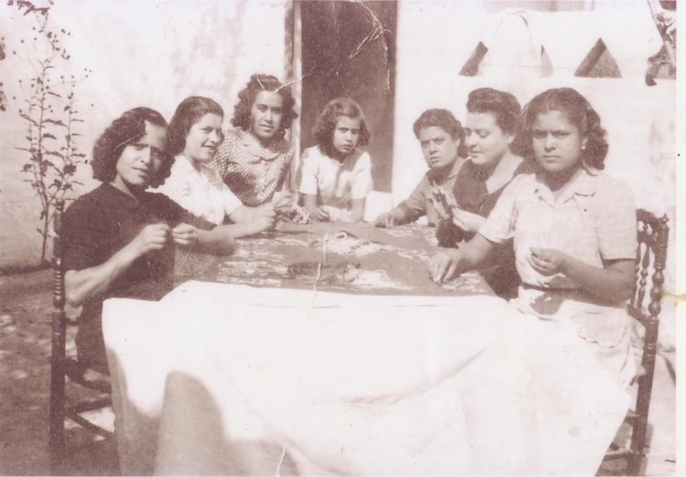Ángeles Espinar (la tercera por la izquierda) hacia 1950 bordando un mantón de manila junto a otras jóvenes del pueblo