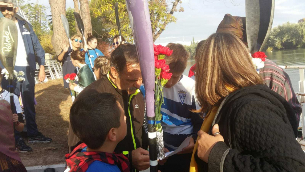 Niños y mayores ataviados con el tradicional traje de baturro estaban listos desde muy temprano para surcar el río Ebro.