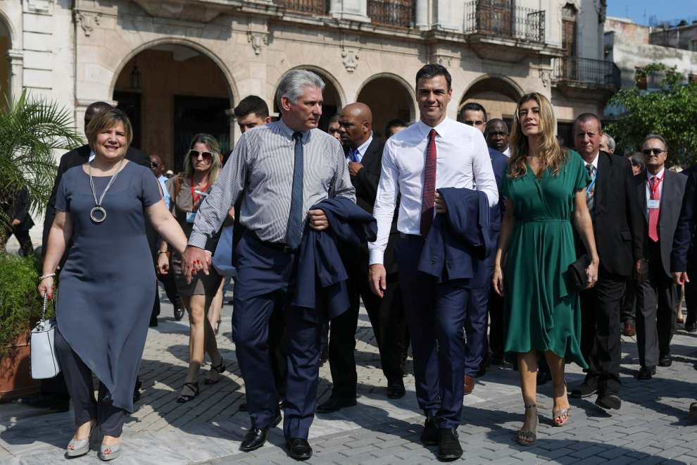 Paseo de Sánchez y del presidente cubano con sus esposas por las calles de La Habana Vieja