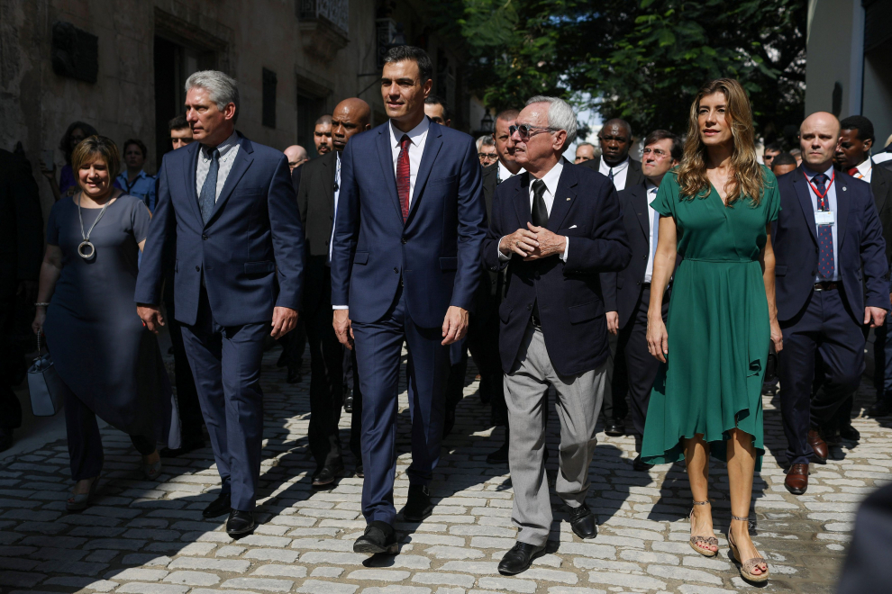 Paseo de Sánchez y del presidente cubano con sus esposas por las calles de La Habana Vieja