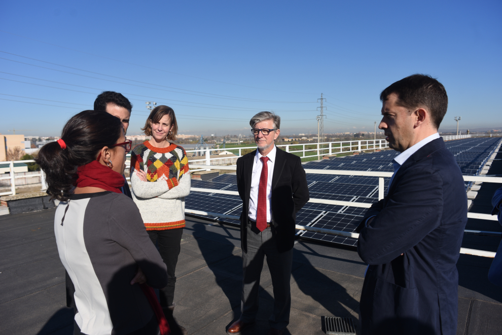 Visita del alcalde de Zaragoza a la instalación de placas fotovoltaicas