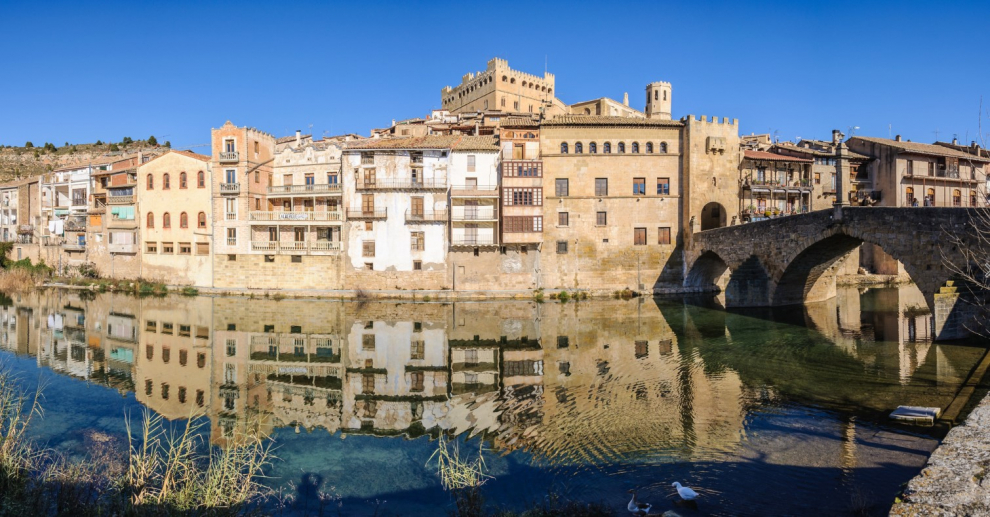 Preciosa imagen de Valderrobres reflejada en su río Matarraña.