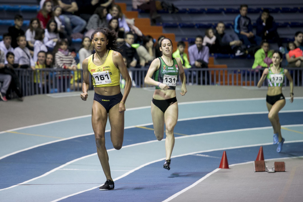 Salma Paralluelo, en primer plano, debutará en un campeonato de España absoluto de atletismo a los 15 años.