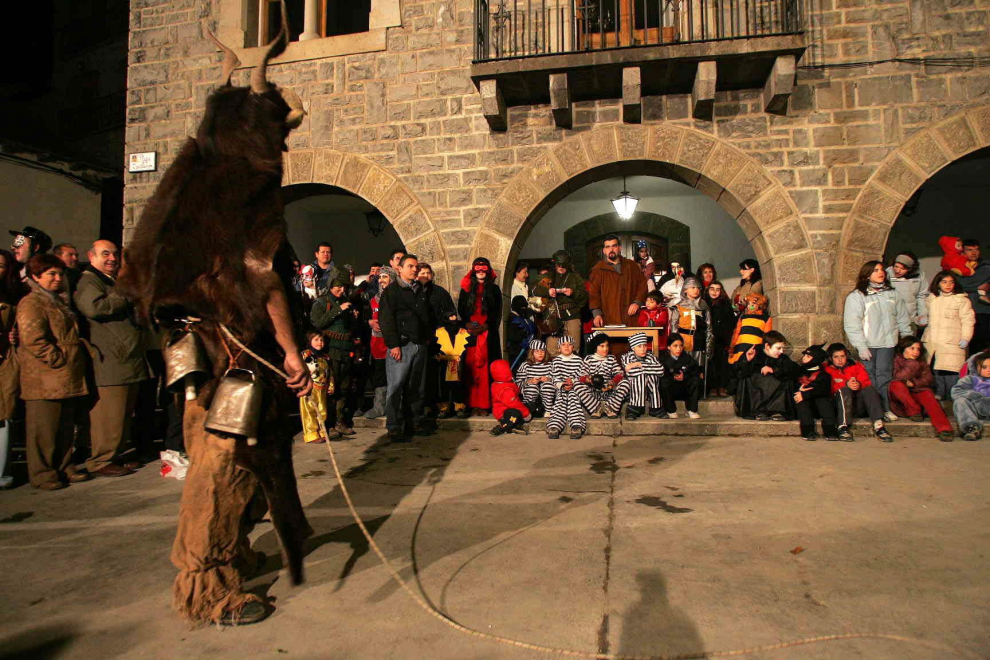 El personaje de Carnaval, atado en la plaza de Torla, para su juicio ante el pueblo.