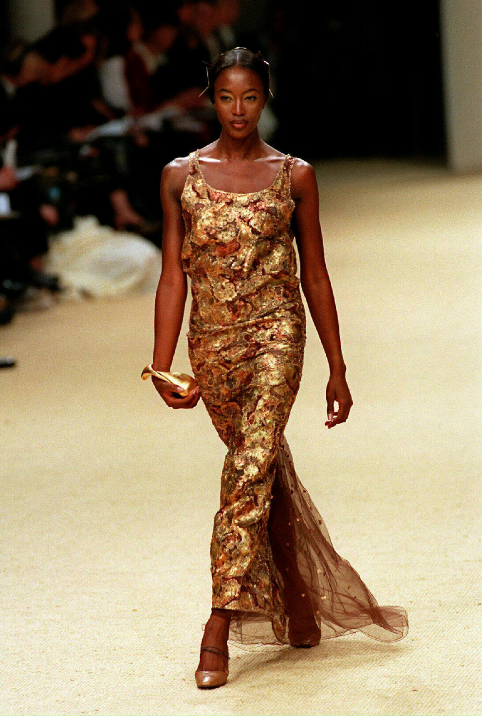Trabajó con las mejores modelos. En la imagen, Naomi Campbell vistiendo un diseño para la primavera/verano de 1999