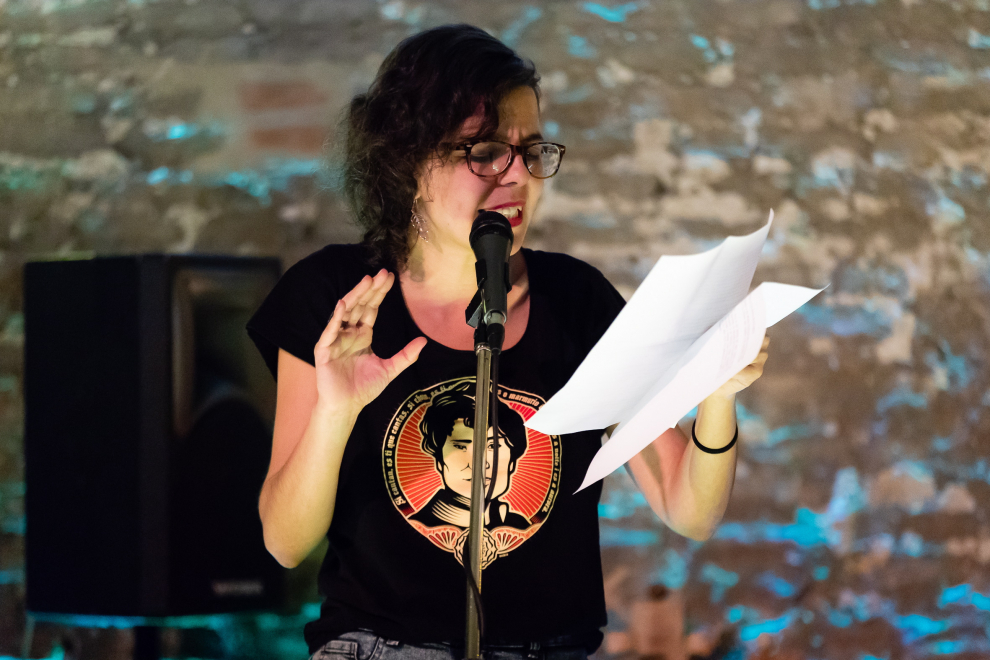 La poesía en vivo se mueve en Zaragoza con recitales, 'batallas' y noches de micro abierto