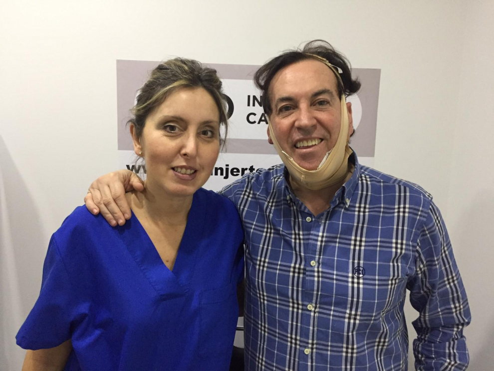 Estrada con la doctora Moreno tras su liposucción de papada.