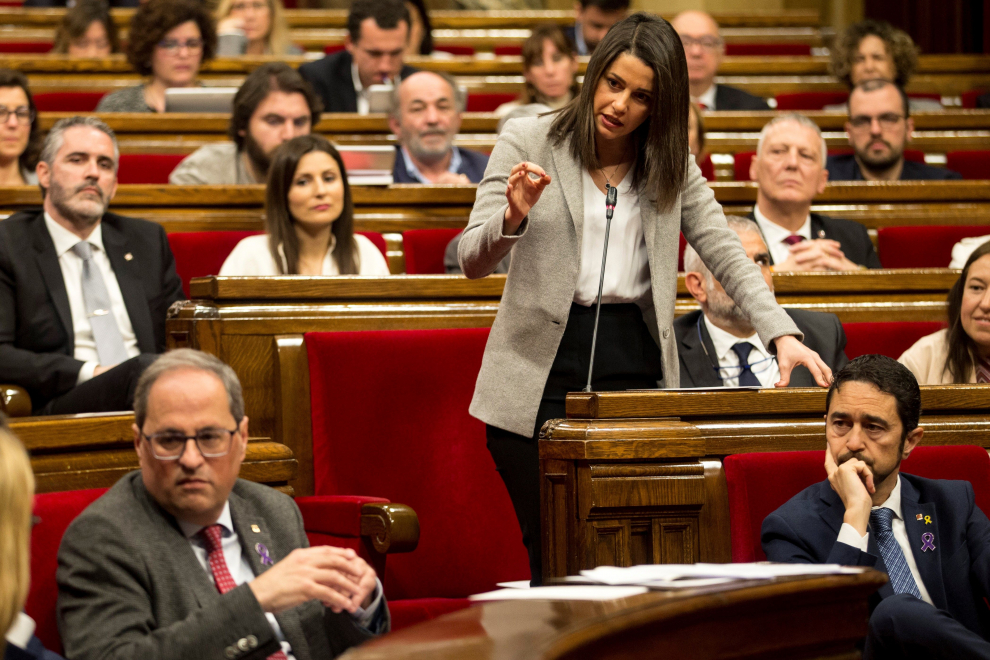 La líder de Ciudadanos, Inés Arrimadas, interpela al presidente de la Generalitat Quim Torra en una sesión de control al Govern celebrada esta miércoles.