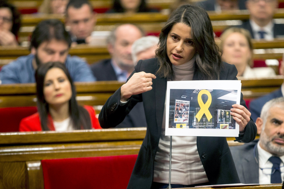 Arrimadas critica los lazos amarillos durante una sesión del 'Parlament'.