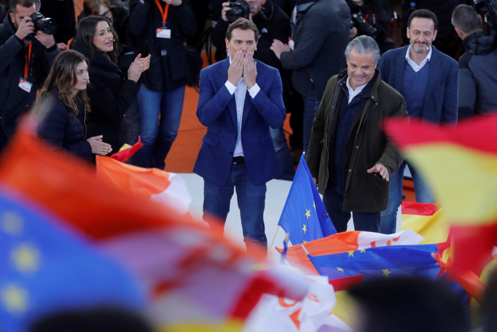 El presidente de Ciudadanos, Albert Rivera (c), encabeza un acto político celebrado este domingo en la localidad madrileña de Las Rozas
