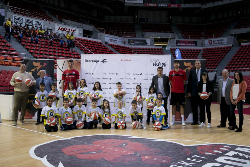 Entrega de balones a los participantes de la Liga de Escuelas Ibercaja