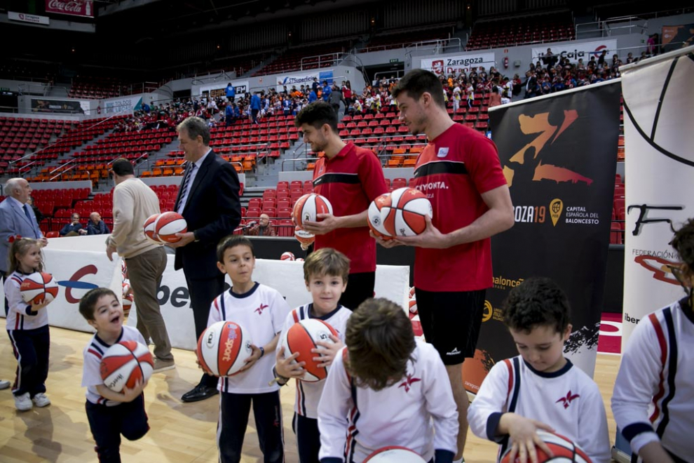 Entrega de balones a los participantes de la Liga de Escuelas Ibercaja