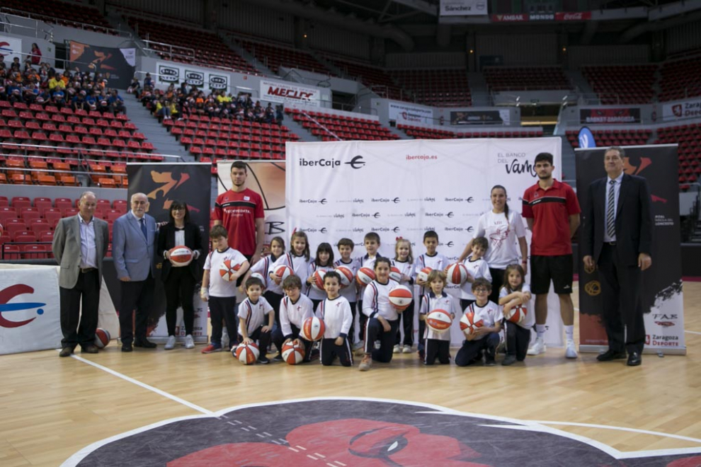 Entrega de balones a los participantes de la Liga de Escuelas Ibercaja