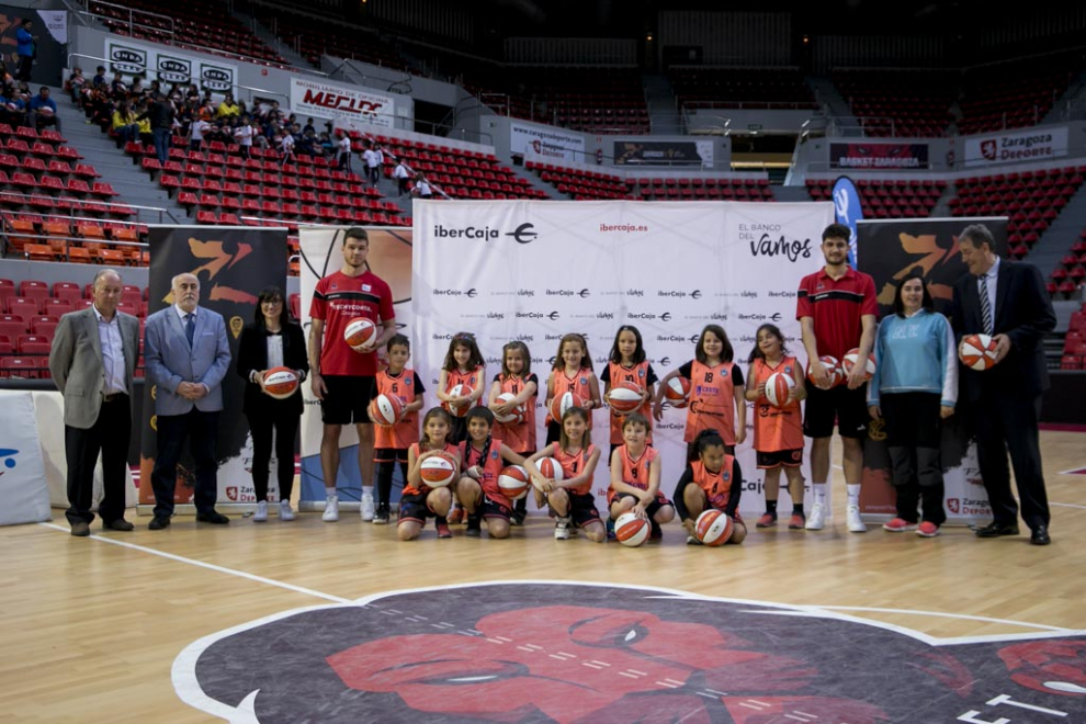 Entrega de balones a los participantes de la Liga de Escuelas Ibercaja