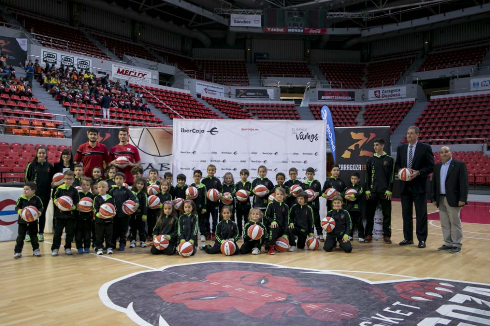 Entrega de balones a los participantes de la Liga de Escuelas Ibercaja