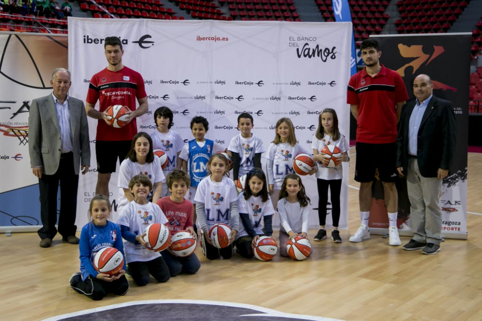 Entrega de balones a los participantes de la Liga de Escuelas Ibercaja
