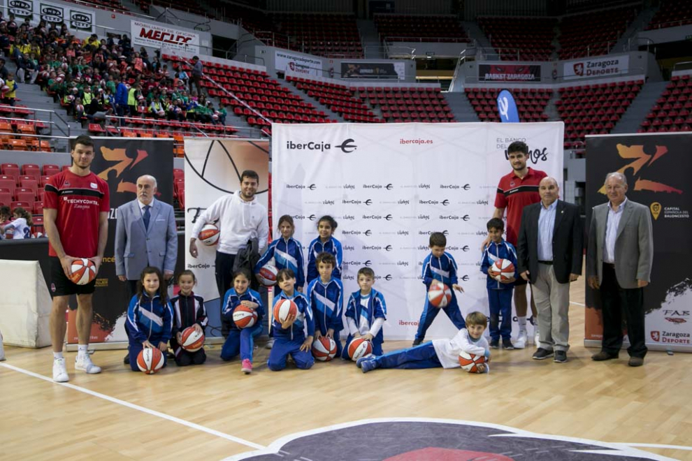 Entrega de balones a los participantes de la Liga de Escuelas Ibercaja