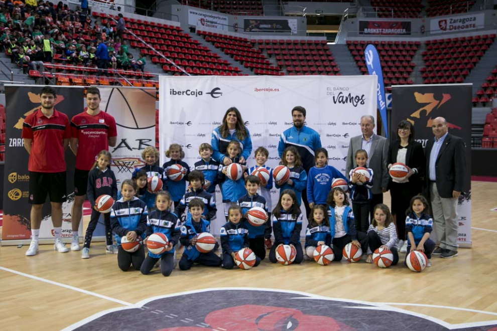 Entrega de balones a los participantes de la Liga de Escuelas Ibercaja