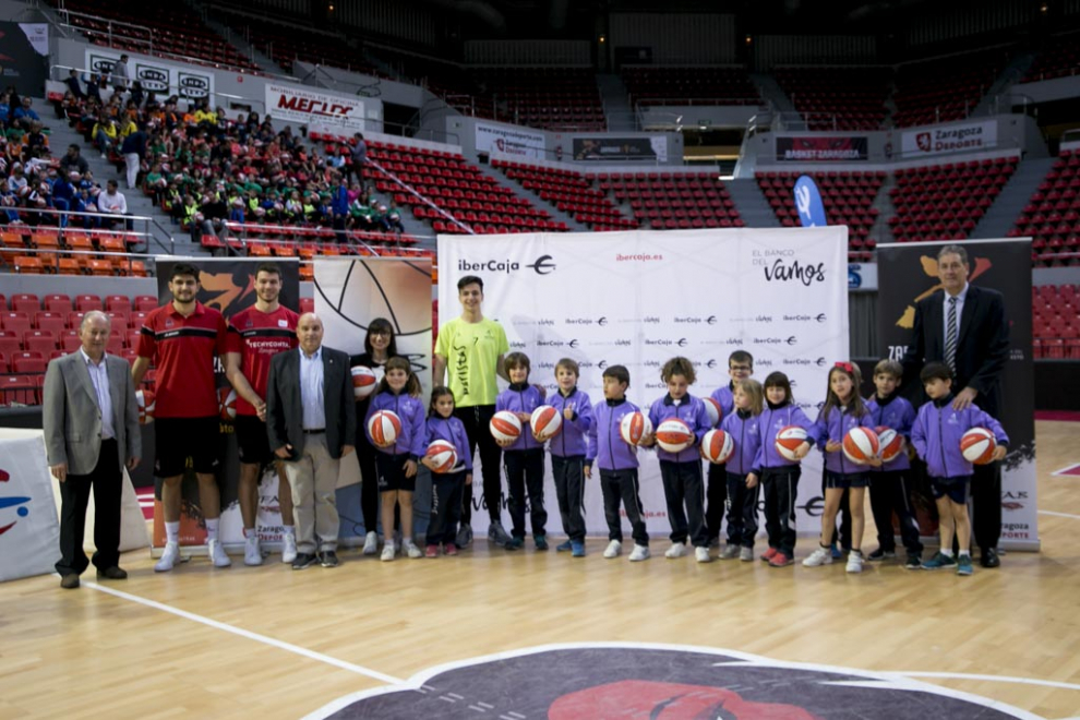 Entrega de balones a los participantes de la Liga de Escuelas Ibercaja