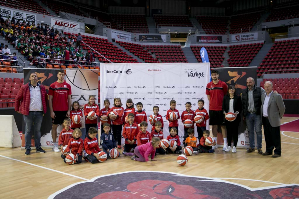 Entrega de balones a los participantes de la Liga de Escuelas Ibercaja