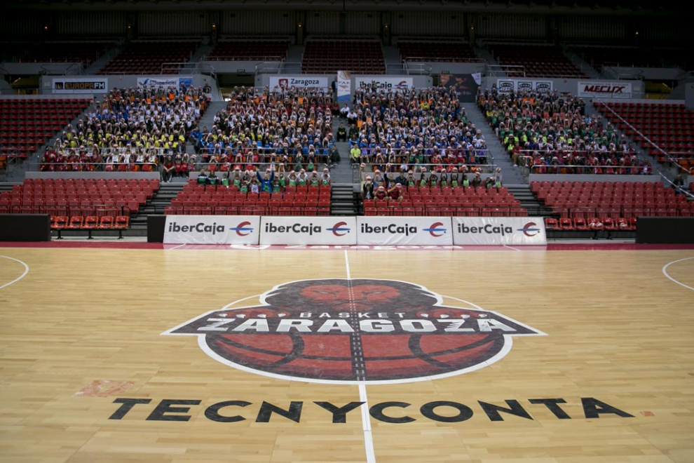 Entrega de balones a los participantes de la Liga de Escuelas Ibercaja